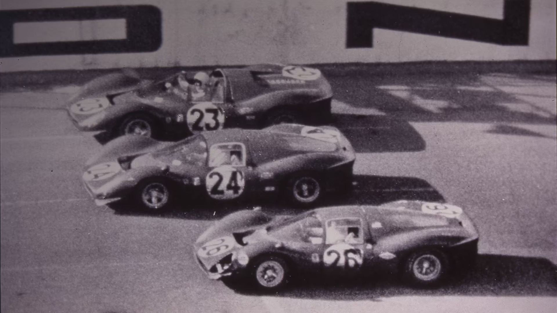 6197738bea20b87f3413d377-ferrari-daytona-sp3-heritage-330-p4-full-image-desk-tripletta.avif